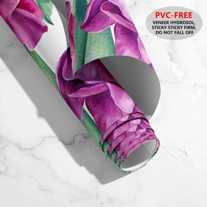 Detail van PVC-vrij zelfklevend behang met aquarellen paarse tulpenpatroon texturen