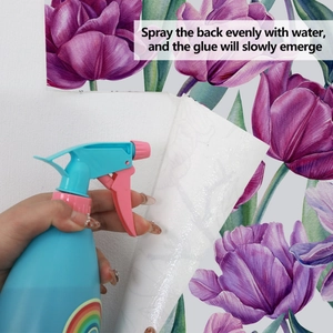 Water aanbrengen op de achterkant van tulpbehang voor kleefstof activering