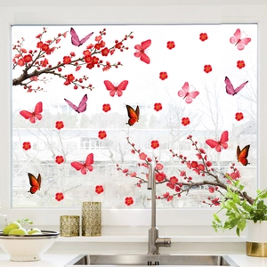Rote Pflaumenblüten und Schmetterling Fensteraufkleber auf hellem Küchenglas Hintergrund