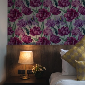 Handgeschilderd aquarelbehang met paarse tulpen voor slaapkamer en woonkamer decor