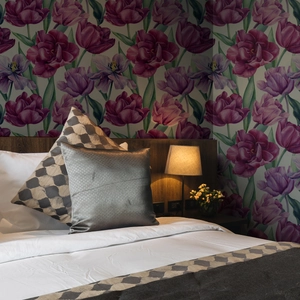 Slaapkamer met paars aquarel tulpen behang en gezellig modern beddengoed setje
