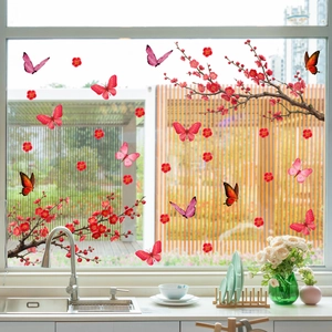 Detailansicht der Fensteraufkleber mit Blumen und bunten Schmetterlingen auf Glas
