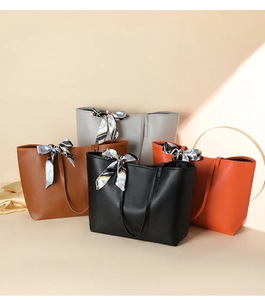 Detail von eleganten PU-Leder Shopper Taschen mit floralen Seidenschals an den Griffen