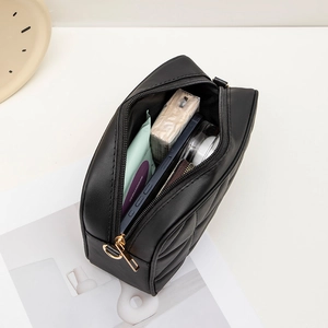Petit sac bandoulière matelassé noir avec zip doré et grand espace de rangement
