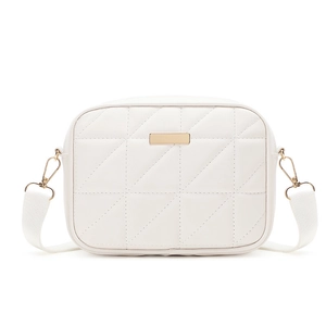 Sac bandoulière blanc avec matelassage triangulaire, détails dorés et large bandoulière
