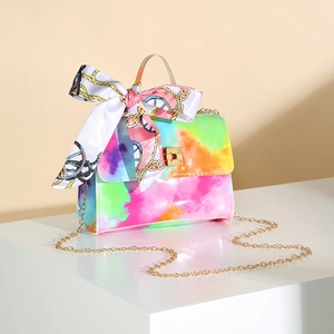 Mini tie-dye crossbodytas met glanzende afwerking, gouden ketting en bedrukte zijden sjaal