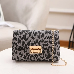 Borsa a tracolla alla moda con stampa leopardata e chiusura dorata su tavolo di marmo