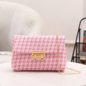 Borsa a tracolla rosa pied de poule con chiusura dorata su base in marmo bianco