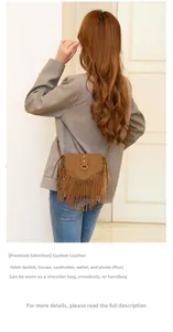 Détail du sac besace en suédine marron avec de longues franges et boucle en D dorée