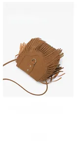 Détails du sac besace en cuir brossé marron avec pompons bohèmes et boucle dorée en D