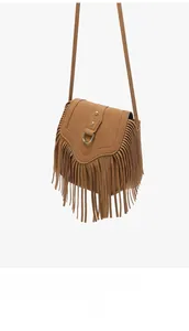 Détail du sac besace vintage en daim marron avec franges et anneau métallique