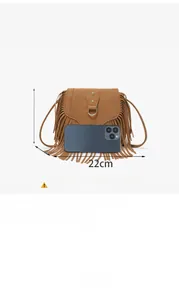 Détail du sac besace vintage à longues franges avec smartphone pour référence de taille