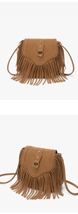 Détail de la sacoche en daim marron avec franges bohèmes et boucle métallique ronde