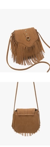 Détails du sac besace vintage en daim avec franges et finitions métalliques dorées