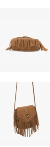 Détail du sac besace en suédine marron avec de longues franges et une boucle métallique