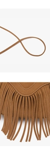 Vue détaillée des longues franges en daim marron et de la bandoulière du sac besace