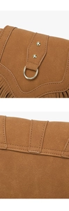 Détails du sac besace en daim marron avec franges et anneaux en métal de haute qualité