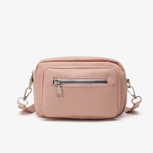 Sac à bandoulière minimaliste en similicuir rose avec poche zippée et sangle en tissu