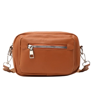 Sac bandoulière minimaliste en similicuir marron caramel avec fermeture éclair argentée