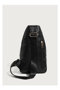 Détail du sac de poitrine noir en cuir grainé avec ferrures dorées et fermetures