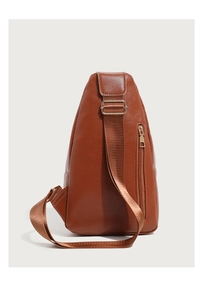 Détail du sac de poitrine en cuir marron avec boucle dorée et bandoulière tissée