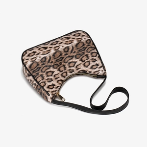 Borsa hobo alla moda con stampa leopardata, cinturini in pelle nera e zip dorata
