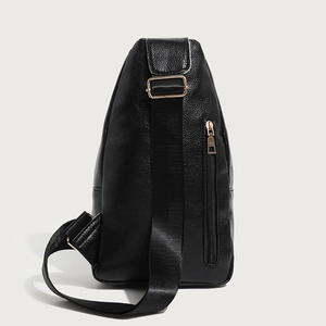 Sac de poitrine noir en cuir grainé avec bandoulière réglable et boucles métalliques dorées