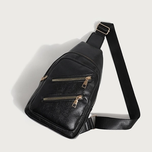 Sac de poitrine croisé en cuir noir avec doubles fermetures éclair dorées et sangle