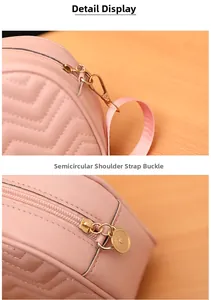Gros plan d'un sac en cuir matelassé rose avec coutures en V et finitions dorées