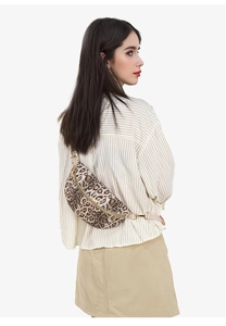Détail du sac bandoulière léopard avec fermeture éclair dorée et sangle ajustable