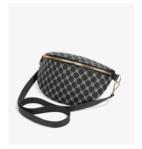 Détail macro du sac banane demi-lune avec motif géométrique et fermeture dorée