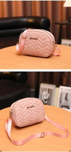 Sac bandoulière rond rose avec matelassage ondulé et bandoulière en nylon ajustable
