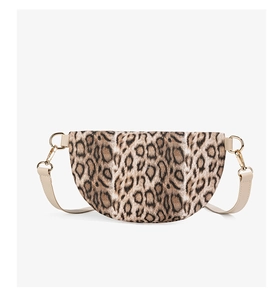 Détail d'un sac bandoulière léopard avec sangle réglable beige et boucles métalliques dorées