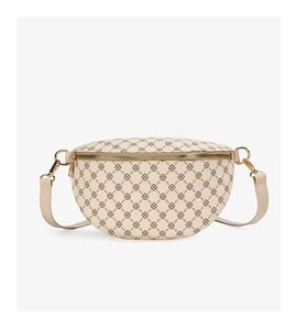 Détail du sac ceinture crème à motif géométrique et fermeture éclair en métal doré brillant