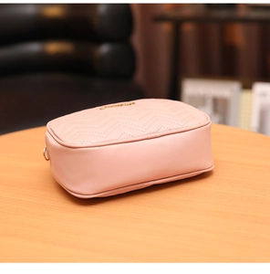 Petit sac bandoulière rose matelassé avec surpiqûres vagues et logo doré