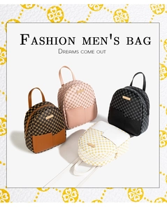 Dettaglio di mini zaini in quattro colori con stampa a quadrifoglio e tasche anteriori