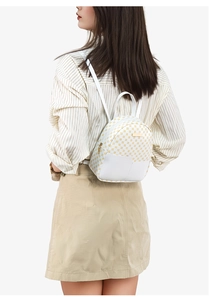 Vista posteriore di un mini zaino con monogramma giallo indossato da una modella