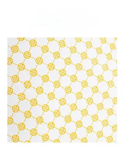 Dettaglio motivo vintage a pois su borsa in pelle bianca con stampa a trifoglio giallo