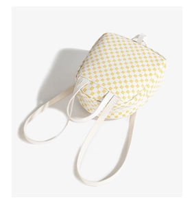 Vista dettagliata del mini zaino con stampa geometrica gialla e spallacci in pelle bianca
