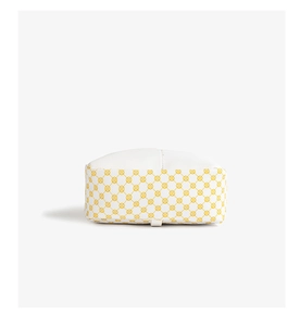 Dettaglio del fondo in pelle con pois gialli su mini zaino dallo stile vintage