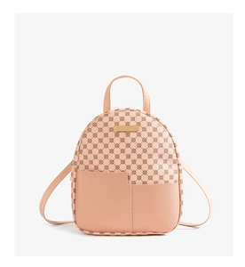 Dettaglio di un mini zaino rosa con motivi geometrici e tasche anteriori uniche