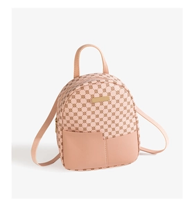Dettaglio mini zaino rosa con trama a pois e placca metallica dorata decorativa