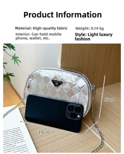 Détail du sac argenté matelassé montrant la taille de 19cm avec un smartphone