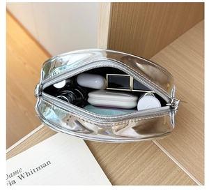 Vue intérieure de la trousse de maquillage argentée montrant la capacité de stockage