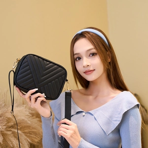 Elegante borsa a tracolla trapuntata nera con fibbie dorate e spallina larga in tessuto