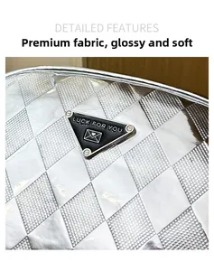 Détail du sac argenté matelassé métallisé avec plaque triangulaire et fini brillant
