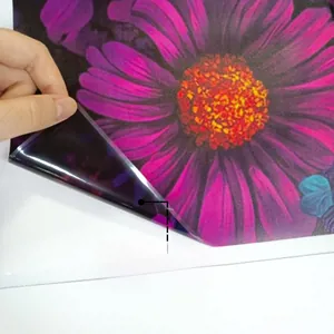 Dettaglio dell'adesivo per finestre a doppia faccia con margherita viola e motivi