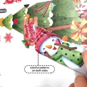 Detalle de pegatinas navideñas de doble cara con motivos de muñeco de nieve y árbol