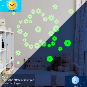 Stickers muraux marguerites lumineuses avec effets de jour jaune et de nuit vert fluo
