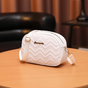 Petit sac bandoulière blanc matelassé avec broderie ondulée et détails dorés